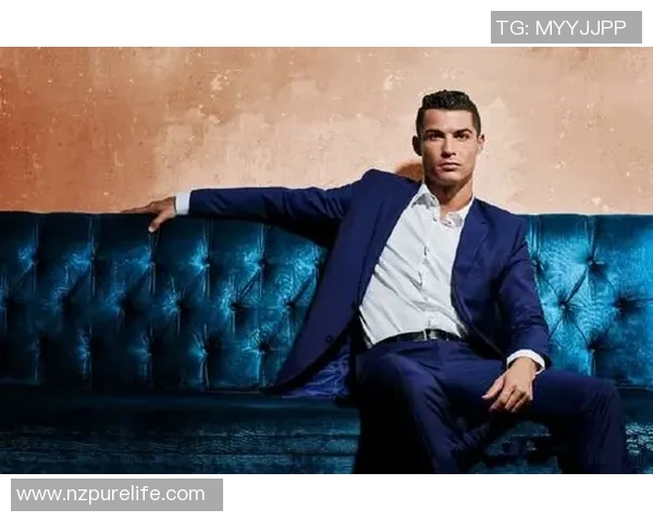 葡萄牙足球巨星C罗帅气西装写真展现独特魅力与优雅风采