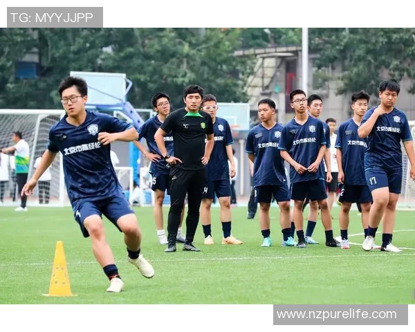 足球51号球星闪耀赛场引领团队拼搏精神与无限激情